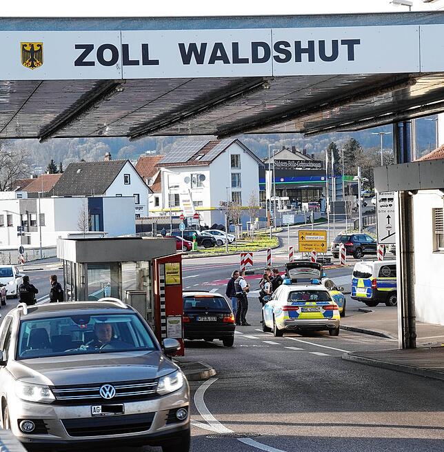 An der deutschen Grenze in Waldshut sind Beamte von Bundespolizei, Zoll und Landespolizei präsent.