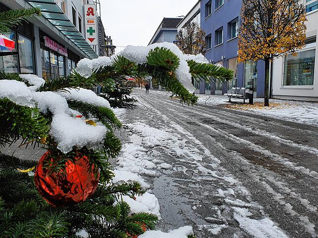 Leere Fußgängerzone trotz Weihnachtsdekoration in Bad Säckingen.