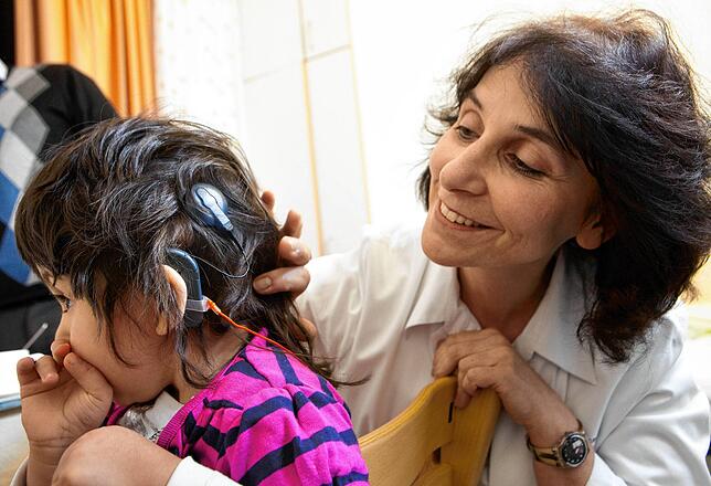 Ärztin Annerose Keilmann begutachtet in der Uniklinik in Mainz ihre kleine Patientin Duygunaz Yagizer, der sie ein Cochlear-Implantat ...