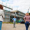 Die OB-Sommertour führte Philipp Frank auf die Baustelle des neuen Feuerwehrgerätehauses an der Robert-Gerwig-Straße. Bürger konnten ...