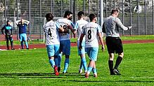 Vorzeitiges Ende: Der Schiedsrichter (rechts) bricht die Partie in Radolfzell ab, nachdem er von einem Anadolu-Spieler bedrängt worden war.
