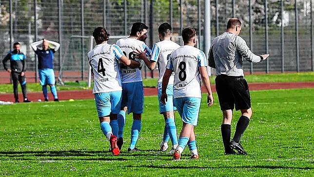 Vorzeitiges Ende: Der Schiedsrichter (rechts) bricht die Partie in Radolfzell ab, nachdem er von einem Anadolu-Spieler bedrängt worden war.