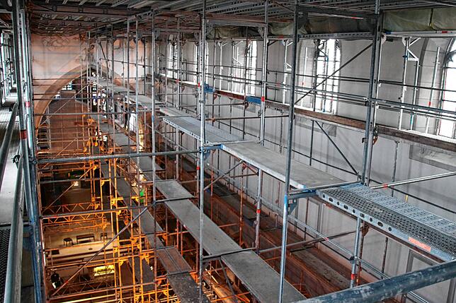 Das Gerüst im Mittelschiff des Münsters ragt hoch hinauf – bis ganz unter die Decke.