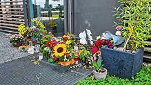 Blumen, Kerzen und kleine Nachrichten vor dem Café am Kressbronner Seeufer. Seit Sonntagmittag hat der „Seegarten“ wieder geöffnet.