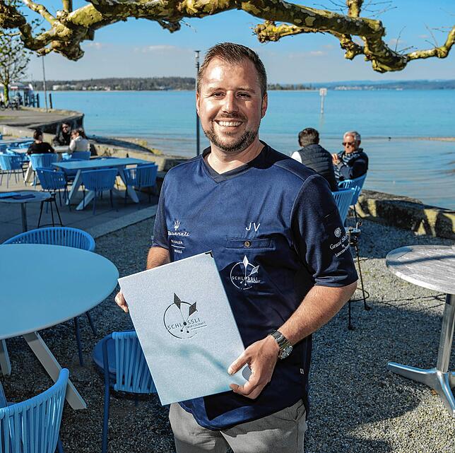 Die Lage am Bodenseeufer in Bottighofen ist einmalig: Restaurantleiter Jonas Volpert, der in Konstanz aufgewachsen ist, auf der Terrasse ...