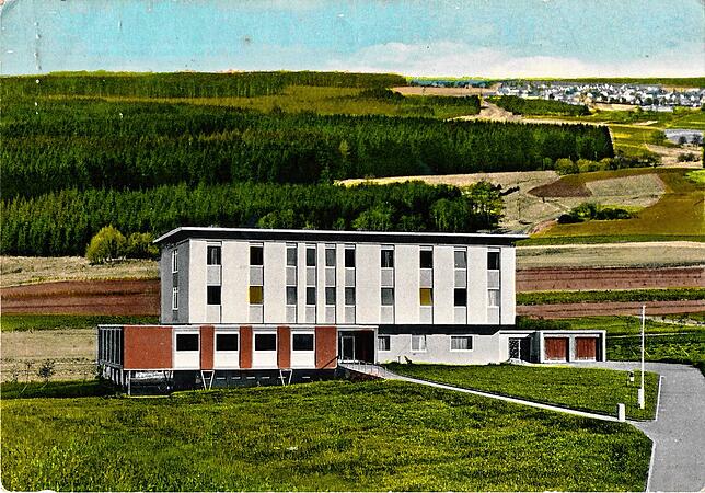 Die Jugendherberge Villingen nach der Fertigstellung noch mit Flachdach. In den 1970er Jahren erhielt das Gebäude ein drittes Stockwerk.