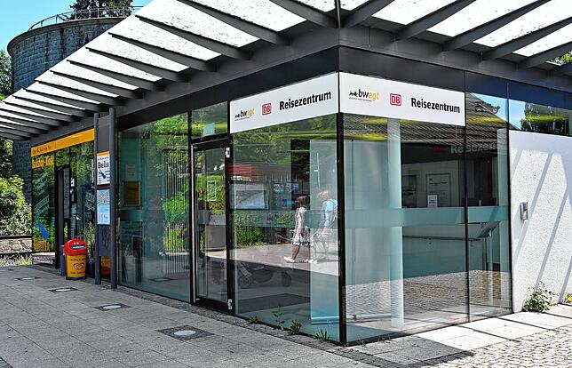 Für die Orientierung der Fahrgäste, insbesondere Gelegenheitsnutzer ist die Beratung am Schalter nicht wegzudenken. Das Reisezentrum am ...