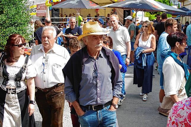 Bild 21: Buntes Programm beim 40. Öhninger Dorffest