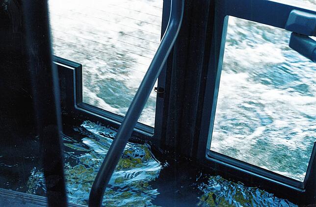Busse konnte zeitweise auch noch über den überschwemmten Damm fahren. Durch die Tür drückte aber das Wasser.