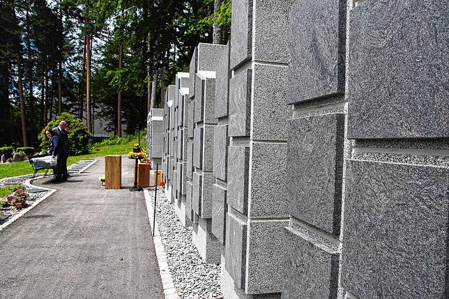 Immer mehr Menschen lassen sich verbrennen. Die Asche kommt in St. Georgen unter anderem in eine Grabwand, ein Kolumbarium. ...