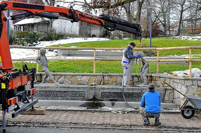 Wieder aufgerichtet wurden die beiden Skulpturen des Fußballerbrunnens in Ühlingen. Im Zuge der Baumaßnahmen der Ortskernsanierung ...