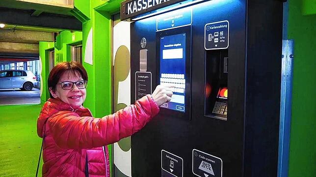 Auch Renate Nietlispach aus Richenthal LU musste die neuen Automaten im Parkhaus Lohgerbe erst noch studieren.