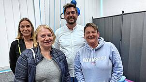 Tag der offenen Tür in der neuen Praxis. Nadine Backfisch, Petra Albicker und Corinna Duffner (von links) lassen sich von Mike Lübke die ...