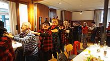Bei der Polonaise machen die Seniorinnen und Senioren begeistert mit. Die Stimmung ist gut beim närrischen Nachmittag des Seniorenclubs ...