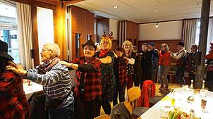 Bei der Polonaise machen die Seniorinnen und Senioren begeistert mit. Die Stimmung ist gut beim närrischen Nachmittag des Seniorenclubs ...