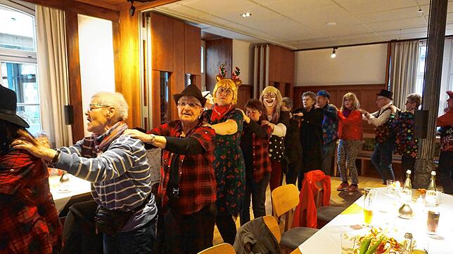 Bei der Polonaise machen die Seniorinnen und Senioren begeistert mit. Die Stimmung ist gut beim närrischen Nachmittag des Seniorenclubs ...