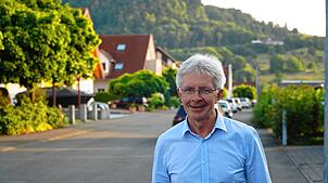 Frank Frederiksen stammt aus Dänemark und lebt in der Singener Nordstadt. Im Hintergrund ist der Hohentwiel zu sehen.