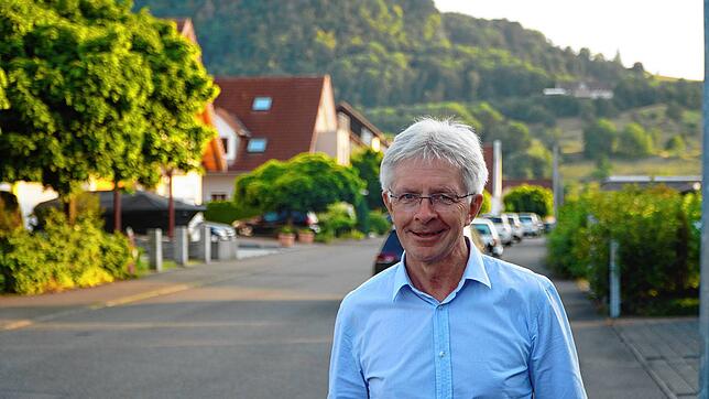 Frank Frederiksen stammt aus Dänemark und lebt in der Singener Nordstadt. Im Hintergrund ist der Hohentwiel zu sehen.