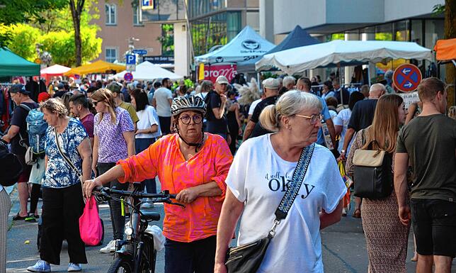 Bild 26: Reges Treiben auf dem Flohmarkt in Markdorf