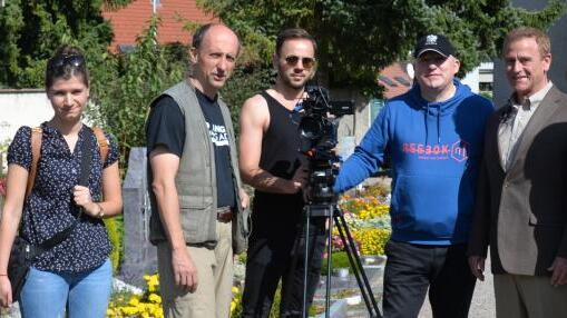 Ein Team aus Polen drehte in Gurtweil einen Film über das Leben Pater Jordans (von links): Salvatorianer-Pater Bernhard, Anna Teler ...