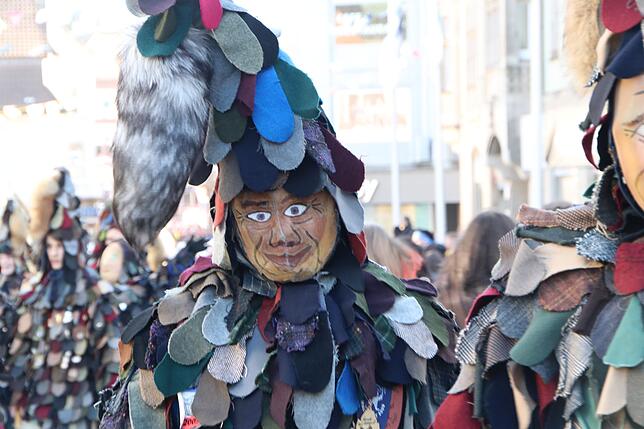 Der Hansele der Narro-Zundt Waldshut trägt eine seltene Gazemaske.