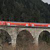 Ein Zug fährt über das Ravenna-Viadukt.