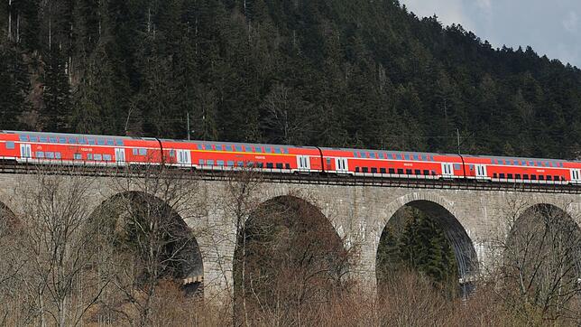 Ein Zug fährt über das Ravenna-Viadukt.