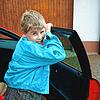 Zu dieser Zeit fuhr er selbstverständlich noch nicht selbst mit dem Wagen: Michael Steinemann im Jahr 1995 als Achtjähriger neben dem ...