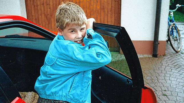 Zu dieser Zeit fuhr er selbstverständlich noch nicht selbst mit dem Wagen: Michael Steinemann im Jahr 1995 als Achtjähriger neben dem ...
