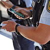Beamte der Bundespolizei bei der Überprüfung von Personalien. (Symbolbild) An der Grenze in Waldshut ist am Mittwoch ein 53-Jähriger ...