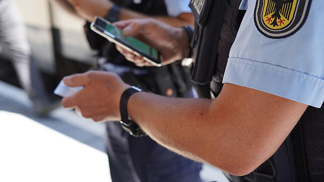 Beamte der Bundespolizei bei der Überprüfung von Personalien. (Symbolbild) An der Grenze in Waldshut ist am Mittwoch ein 53-Jähriger ...