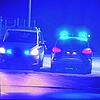 10.10.2021, Nordrhein-Westfalen, Weeze: Polizisten passieren in Polizeifahrzeugen ein Tor am Flughafen Weeze. Ein Auto hat am Flughafen ...