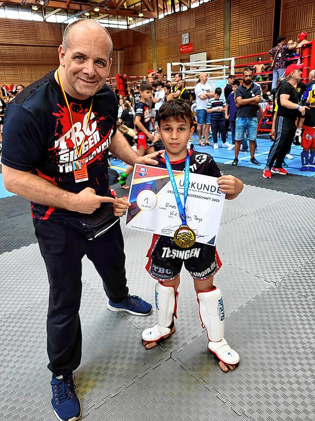 Trainer Ralf Hasenohr mit dem Deutschen Meister der ISKA Ernes Kurti. Bild: Thai-Box Club Singen / Alexander Ilchner