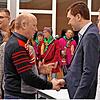 Alexander Pfliegensdörfer gewinnt dir Bürgermeisterwahl in Wutach und nimmt die Glückwünsche entgegen, im Bild unter anderem von den ...