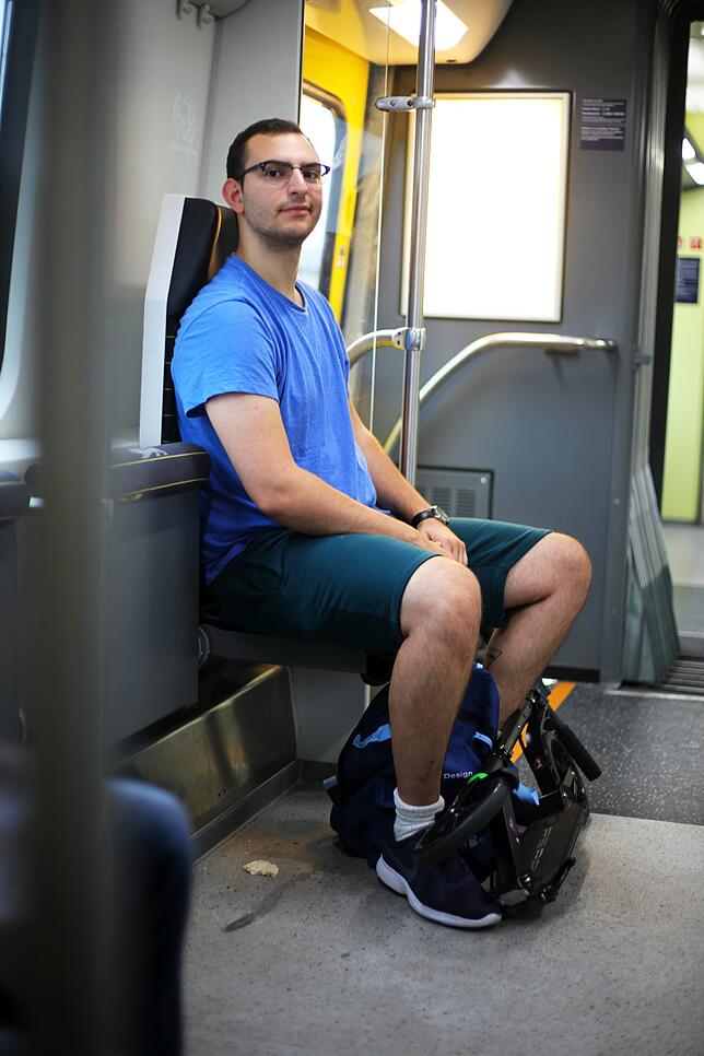 Gianluca Calabretti, 21 Jahre alt, pendelt täglich mit dem Zug von Bad Säckingen nach Lörrach.