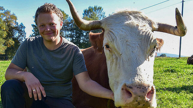 Adrian Lützow mit Zugochse &bdquo;Filou&ldquo;. Der 1000 Kilogramm schwere Ochse zieht an der Fasnet das Hexenrad der Bräunlinger ...