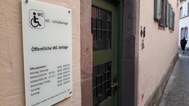 Hier bedrängte 2019 ein Narr mit Maske und Blauhemd vier Mädchen: Villingens Kaufhausgassen-WC.Bild: Matthias Jundt