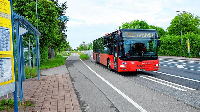 Auch in Corona-Zeiten dürfen Busse nur mit gültigem Fahrschein genutzt werden. Kontrolliert wird derzeit vor statt in den Bussen.