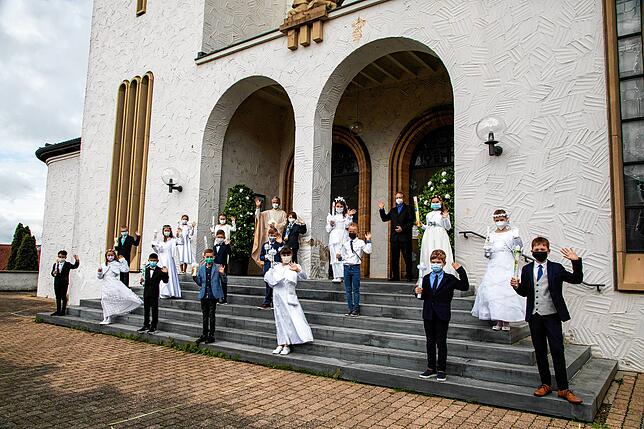 Kinder aus Hindelwangen und Stockach feierten in der Kirche St. Oswald mit Pfarrer Michael Lienhard und Gemeindereferent Christian Bär ...