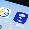 Die Warnwetter-App des Deutschen Wetterdienst ist neben der App von Wetter Online auf einem Mobiltelefon installiert. Auch im Juni gab ...