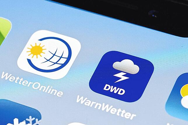 Die Warnwetter-App des Deutschen Wetterdienst ist neben der App von Wetter Online auf einem Mobiltelefon installiert. Auch im Juni gab ...
