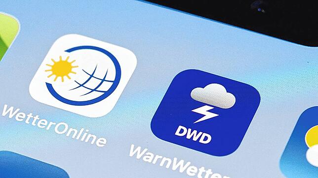 Die Warnwetter-App des Deutschen Wetterdienst ist neben der App von Wetter Online auf einem Mobiltelefon installiert. Auch im Juni gab ...