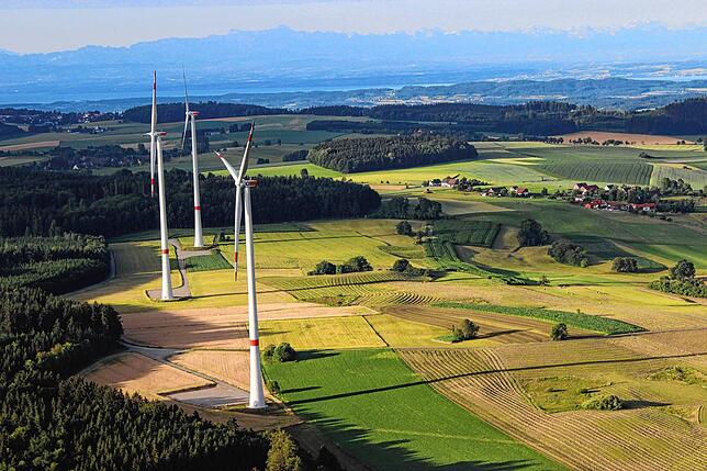 Diese drei Windräder stehen bei Hilpensberg in der Nähe von Denkingen im Landkreis Sigmaringen. Im Hintergrund ist der Bodensee zu ...