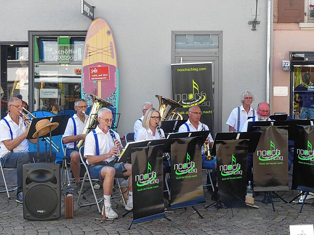 Die Gruppe Noochschlag sorgte am beim Familiensamstag August auf der Kaisertraße für die musikalische Unterhaltung.