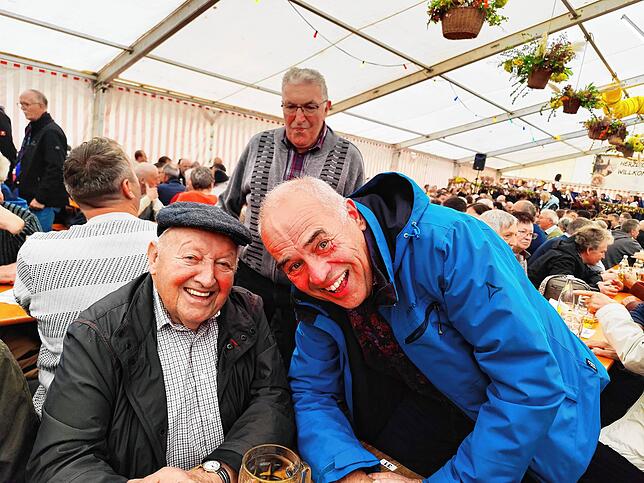 Karl Traber (von links) als ehemaliger Vorsitzender der Dorfgemeinschaft und Manfred Wittig, welcher jedes Jahr gemeinsam mit seiner ...