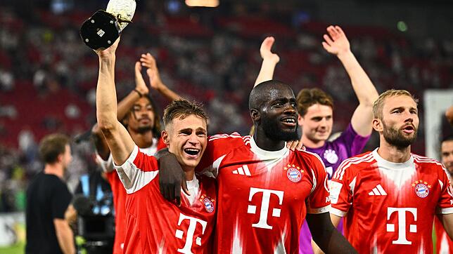 Der neue Glücksbringer durfte auch in Stuttgart nicht fehlen: Die Bayern und ihr Kakadu.