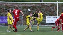 Volltreffer: Mit diesem Freistoß bringt Florian Eckert (Nr. 9) den FC Bergalingen im Duell der B-Kreisligisten gegen den SV Schwörstadt ...