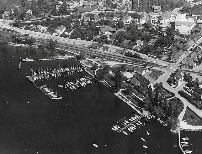Diese Ansicht aus dem Mai 1977 zeigt den Hafen- und Uferbereich mit dem Seehotel Adler und dem Bahnhof Ludwigshafen.