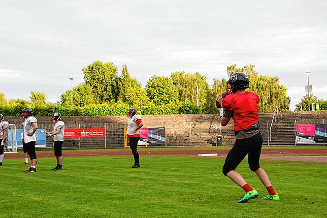 Der neue Quarterback (rechts) der Konstanz Pirates, Yannis Langela, in Aktion.