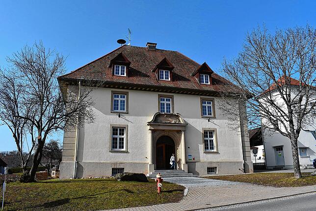 In der Grundschule Birkendorf aus dem Jahr 1928 werden 72 Schülerinnen und Schüler aus Birkendorf, Hürrlingen, Riedern und Ühlingen von ...